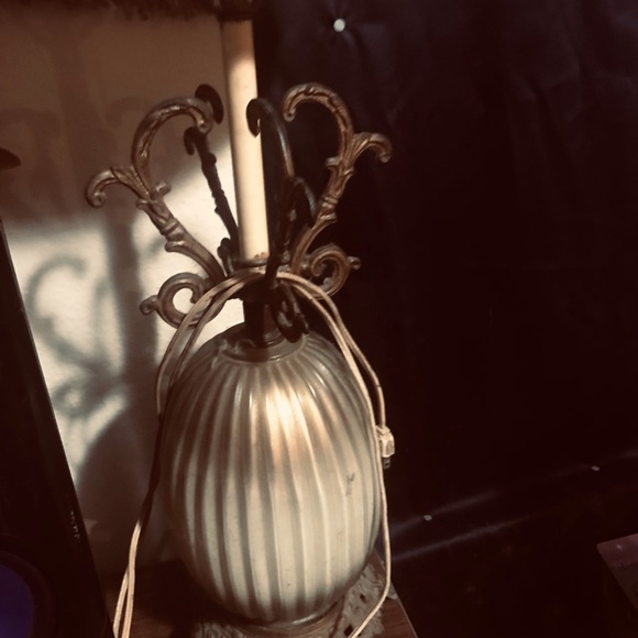 Vintage Cream and Gold Table Lamp - Picture 4 of 7